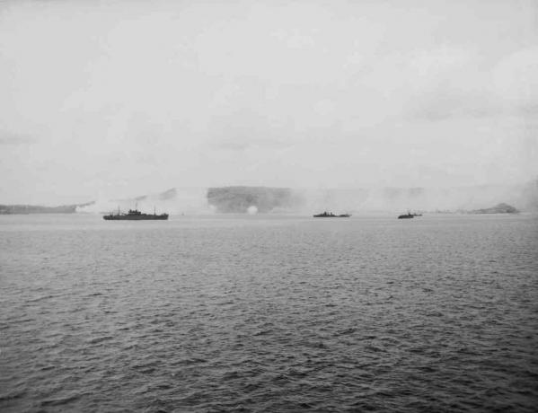 Buques de guerra aliados disparando a objetivos en tierra en Guam.