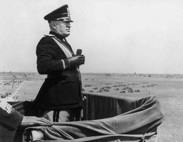 El dictador italiano Benito Mussolini (1883-1945) examina el nuevo aeropuerto de Caselle durante una visita a Turín, el 16 de mayo de 1939