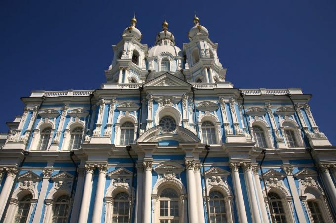 Catedral de Smolny con sus brillantes colores azul y blanco en San Petersburgo, Rusia