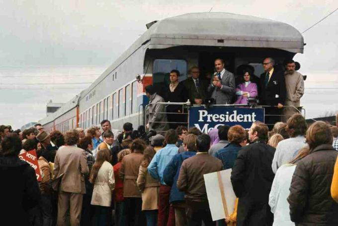 Fotografía de George McGovern haciendo campaña en 1972.