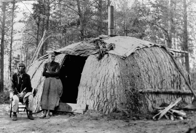 Una pareja Ojibwa frente a su wickiup.