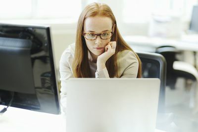 desarrollador web femenino trabajando en computadora