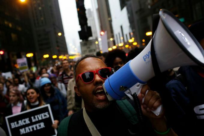 Los manifestantes celebran el veredicto en el juicio por asesinato del oficial de policía de Chicago Jason Van Dyke el 5 de octubre de 2018.