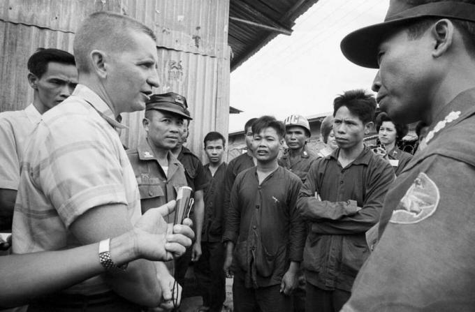 Ross Perot visitando prisioneros de guerra vietnamitas del norte