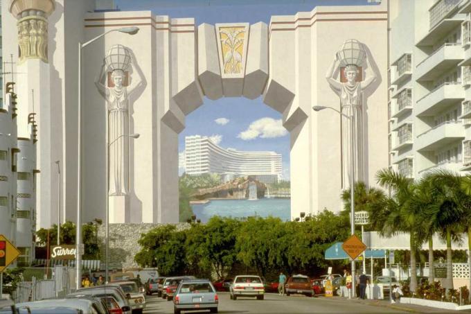 Trompe l'oeil mural de un arco egipcio en un edificio en Miami, Florida