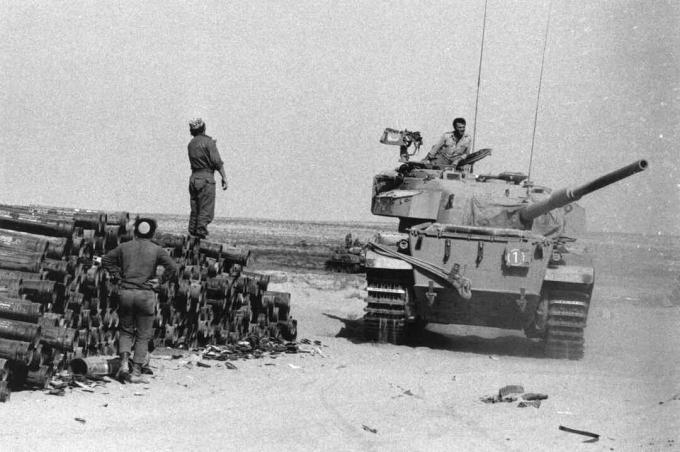 Tanque israelí en el depósito de suministros en el Sinaí, 1973.