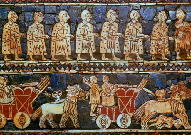 Mosaico de soldados sumerios y carros de cuatro ruedas