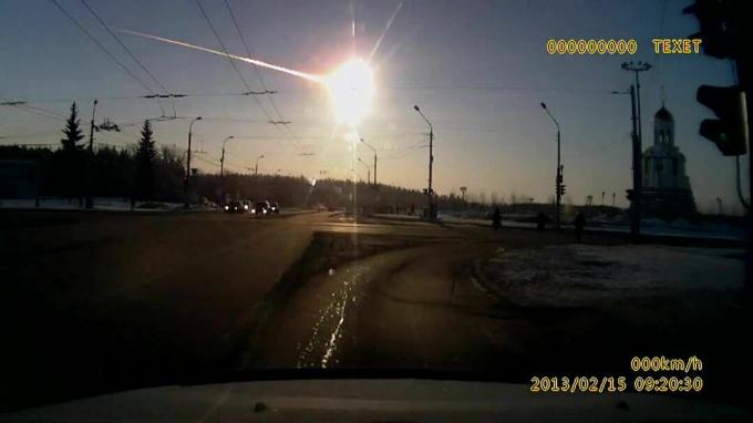 Meteorito de Cheliábinsk visto desde una cámara de tablero.