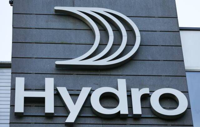 El nuevo logotipo del grupo noruego de aluminio Norsk Hydro se puede ver en su sede en Lysaker en las afueras de Oslo, Noruega.