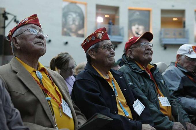 Grupo de conversadores de códigos Navajo se reunieron décadas después de la Segunda Guerra Mundial.