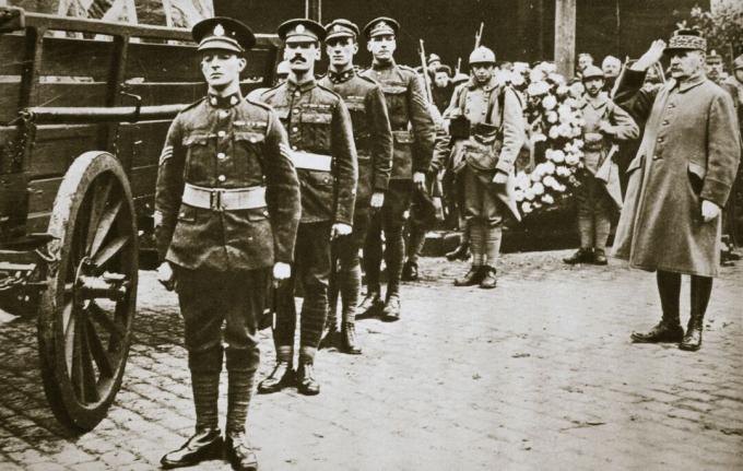 Mariscal Foch General francés saludando al soldado desconocido británico circa 1918