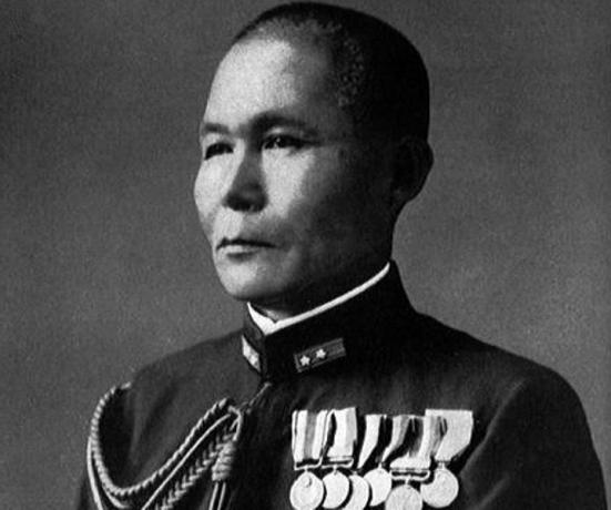 El vicealmirante Jisaburo Ozawa mirando a la izquierda con su uniforme naval.