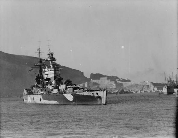 Acorazado HMS Nelson en el puerto de Mers-el-Kebir, 1942.