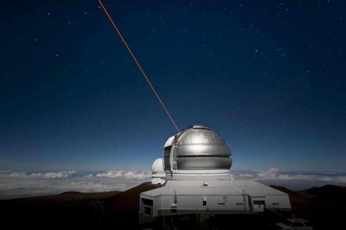 Observatorio Gemini Norte con sistema de guía láser en funcionamiento.