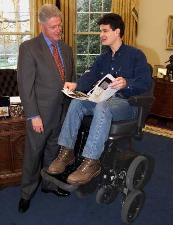 Bill Clinton y Dean Kamen en la oficina del presidente. Kamen está en su iBOT.