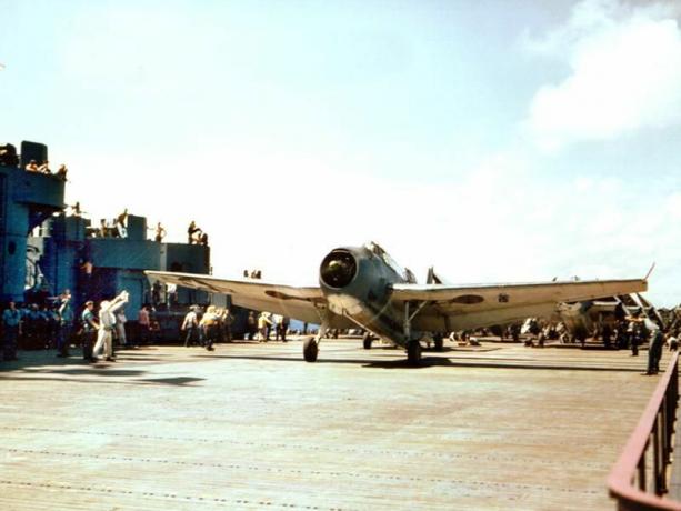 Fotografía en color de TBF Avenger en la cubierta de vuelo del USS Yorktown (CV-10).