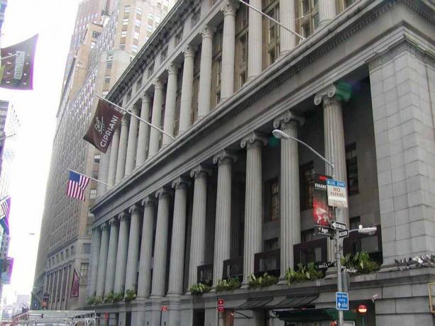 Foto del edificio de 55 Wall Street con sus filas de columnas.