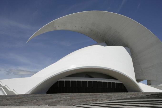 Foto de la sala de conciertos moderna de color blanco brillante, con una onda de arco curva sobre el techo.