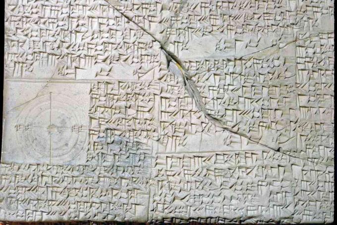 Tableta de arcilla babilónica cuneiforme con problemas geométricos.