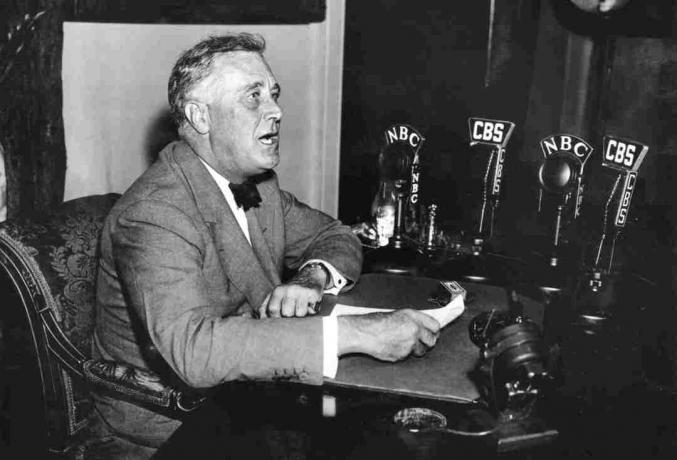 Franklin Roosevelt transmitiendo durante la Gran Depresión