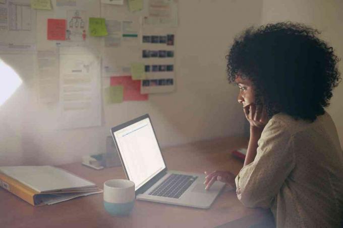 Mujer que trabaja en la computadora portátil