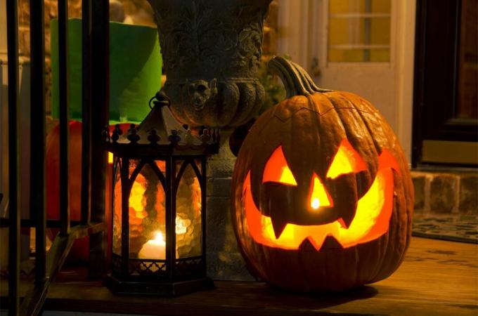 Una gran calabaza de Jack O 'Lantern con dientes grandes y sonrientes