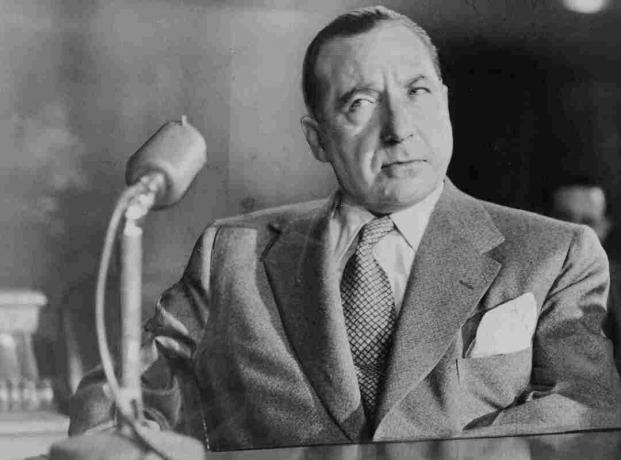 Fotografía del jefe de la mafia Frank Costello testificando ante un comité del Senado.