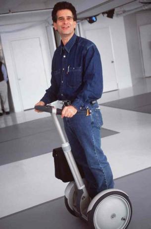 El inventor Dean Kamen presenta el Segway Human Transporter, la primera máquina de transporte dinámica, autoequilibrada y eléctrica del mundo.