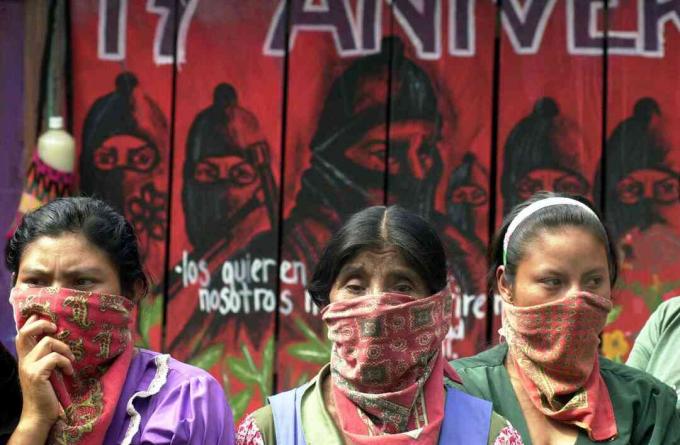 Tres mujeres zapatistas con rostros enmascarados