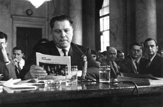 Fotografía del jefe de Teamsters Jimmy Hoffa testificando ante el comité del Senado de EE. UU.