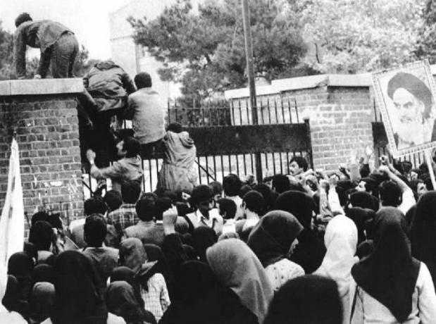 Estudiantes raninan invaden la embajada de Estados Unidos en Teherán, 4 de noviembre de 1979