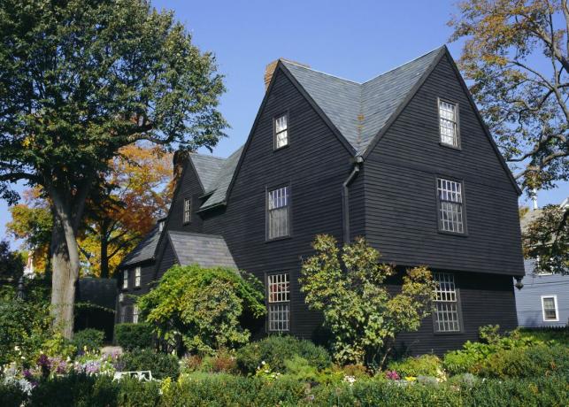 Casa de los Siete Tejados de color oscuro, 1668, Salem, MA, que se hizo famosa por Nathaniel Hawthorne