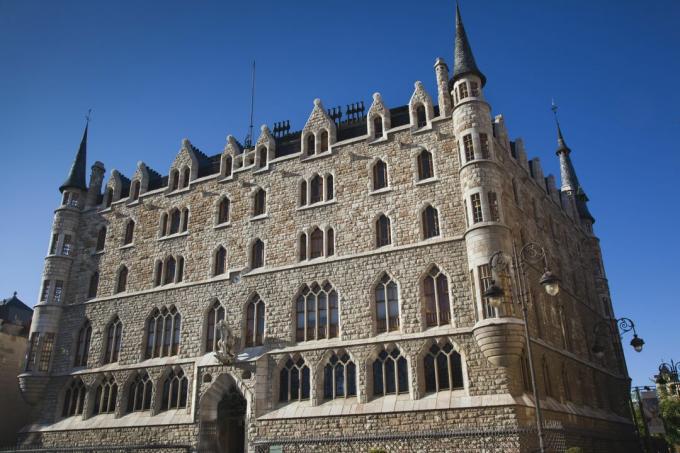 Casa Botines, o Casa Fernández y Andrés, de Antoni Gaudí en León, España.