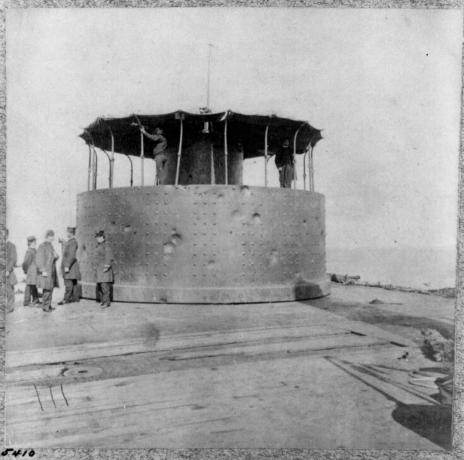 Un monitor mejorado, el U.S.S. Passaic, fotografiado para mostrar el daño de batalla en su torreta.