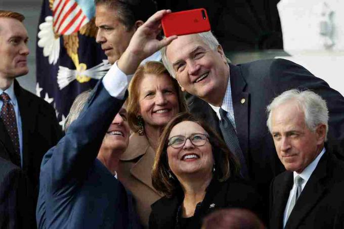 Los senadores Deb Fischer (centro inferior) y Shelley Moore Capito (arriba) celebran la aprobación de la Ley de Reducción de Impuestos y Empleos