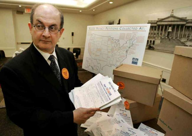 El autor Salman Rushdie entrega peticiones de la Ley Patriota