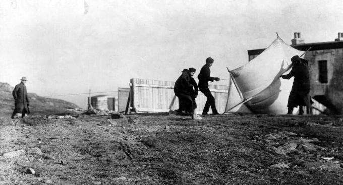 Guglielmo Marconi observando a los asociados que levantaban la cometa solían levantar la antena en St. John's, Newfoundland, diciembre de 1901