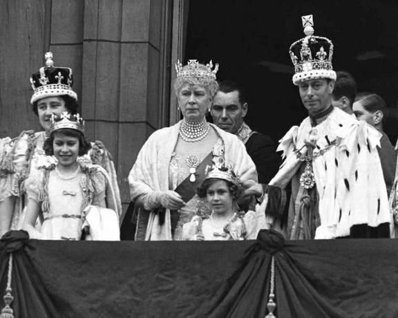 La reina María y su familia en la coronación de Jorge VI.