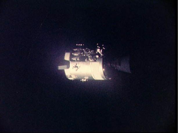 Imágenes de Apollo 13: vista del módulo de servicio Apollo 13 dañado desde los módulos de comando / lunar