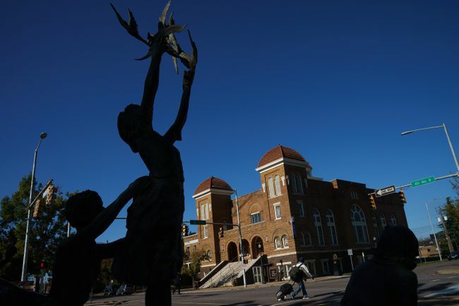 Una vista de la estatua de los " Cuatro espíritus" y la Iglesia Bautista de la calle 16 en Birmingham, Alabama.