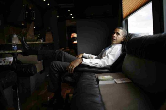 Barak Obama se relaja en su autobús de la campaña 2008