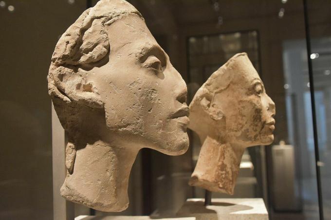 Bustos de Nefertiti y Akhenaton, vista de perfil.