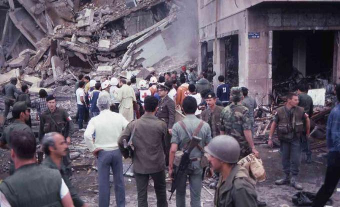 Una multitud de soldados y donantes de ayuda se encuentran en medio de la destrucción y los daños en la escena del atentado suicida con bomba de la Embajada de Estados Unidos, Beirut, Líbano, el 18 de abril de 1983.