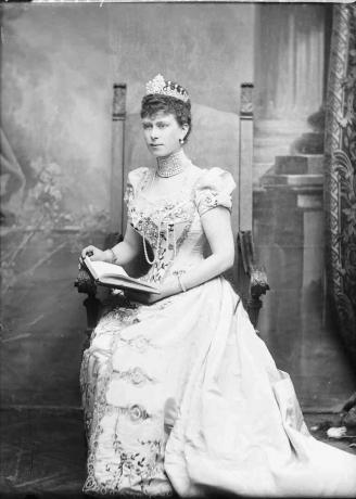La princesa María de Teck posando mientras lee un libro.