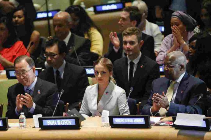 Emma Watson sentada en la ONU para el lanzamiento de la campaña HeForShe.