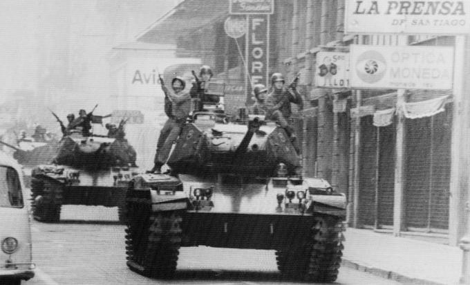 Los soldados viajan sobre tanques en las calles de Santiago, Chile, mientras el General del Ejército Augusto Pinochet toma posesión como presidente.