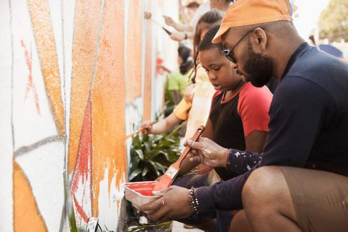 Gente pintando pared juntos