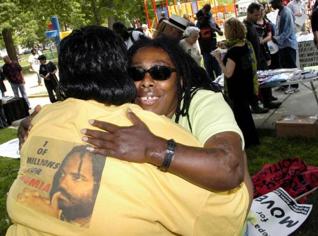 Ramona África (R), la única sobreviviente de la tragedia de MOVE de 1985, abraza a Denise Garner (L) durante una marcha conmemorativa en 2005