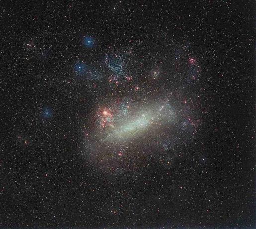 Una vista de la Gran Nube de Magallanes y todas sus regiones de formación estelar (en rojo). La barra central se extiende por toda la galaxia.