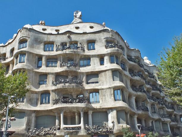 Edificio de apartamentos con curvas en Barcelona, ​​España, la Casa Mila, por Antoni Gaudí